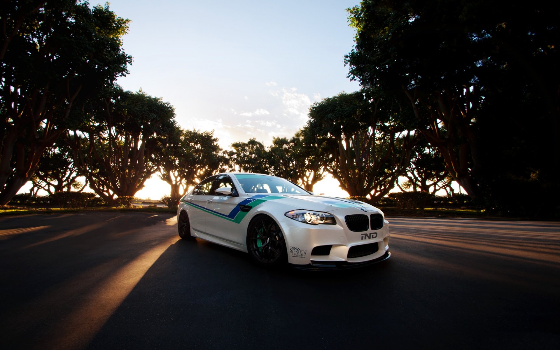 bmw m5 f10 blanco bmw vista frontal puesta de sol árboles cielo nubes