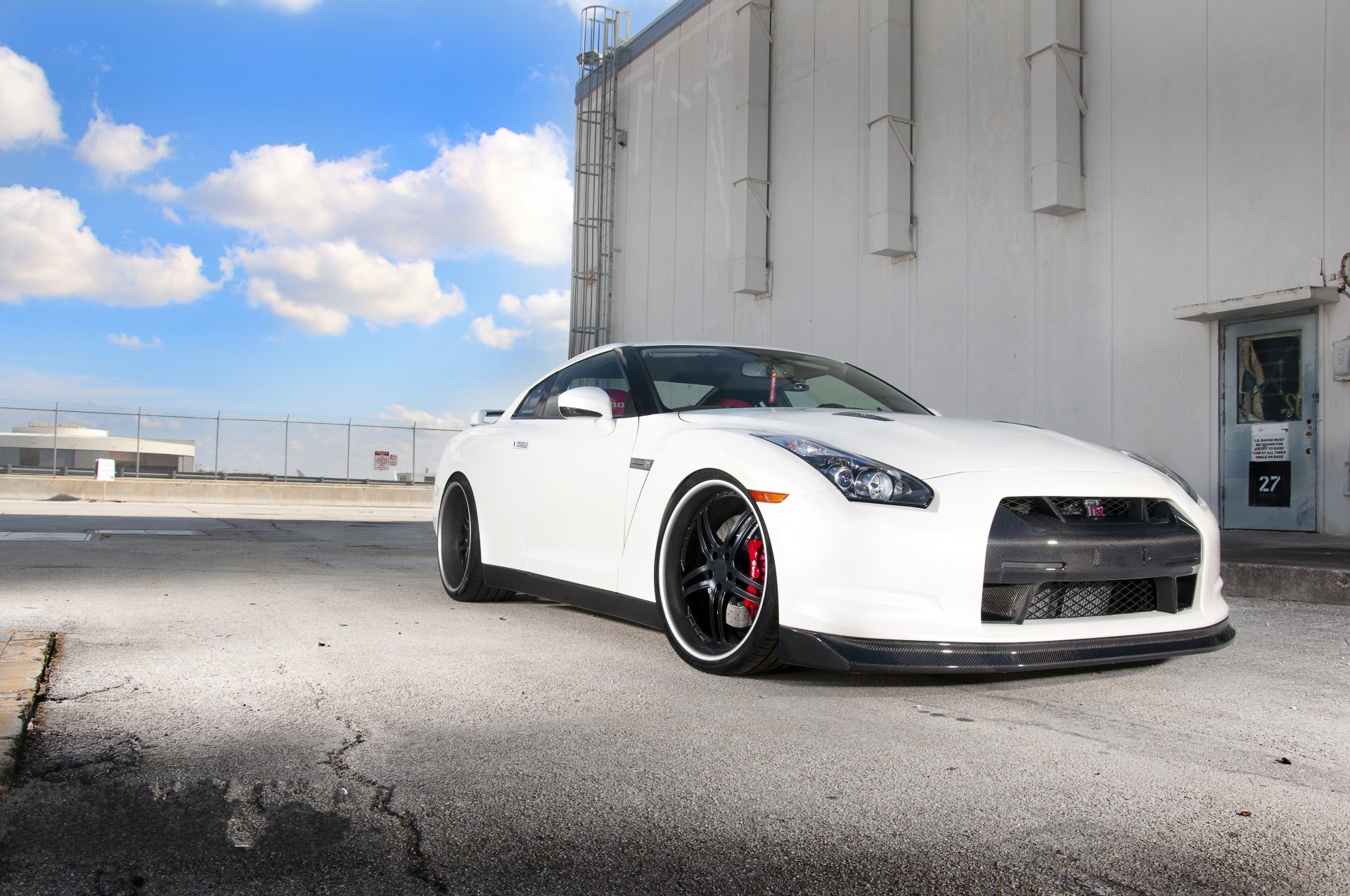 nissan rtm r35 blanc nissan gtr bâtiment porte escalier ciel nuages garde-corps