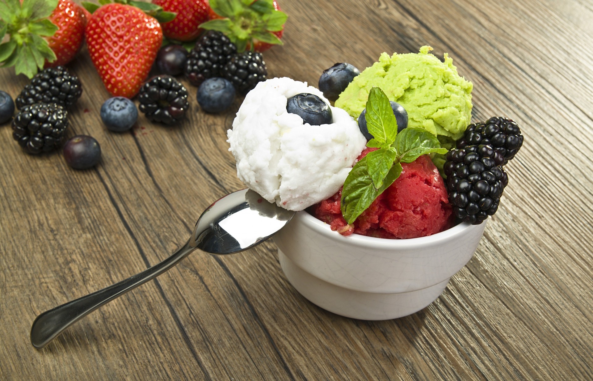 moras fresas arándanos bayas postre surtidos cuchara bolas helado