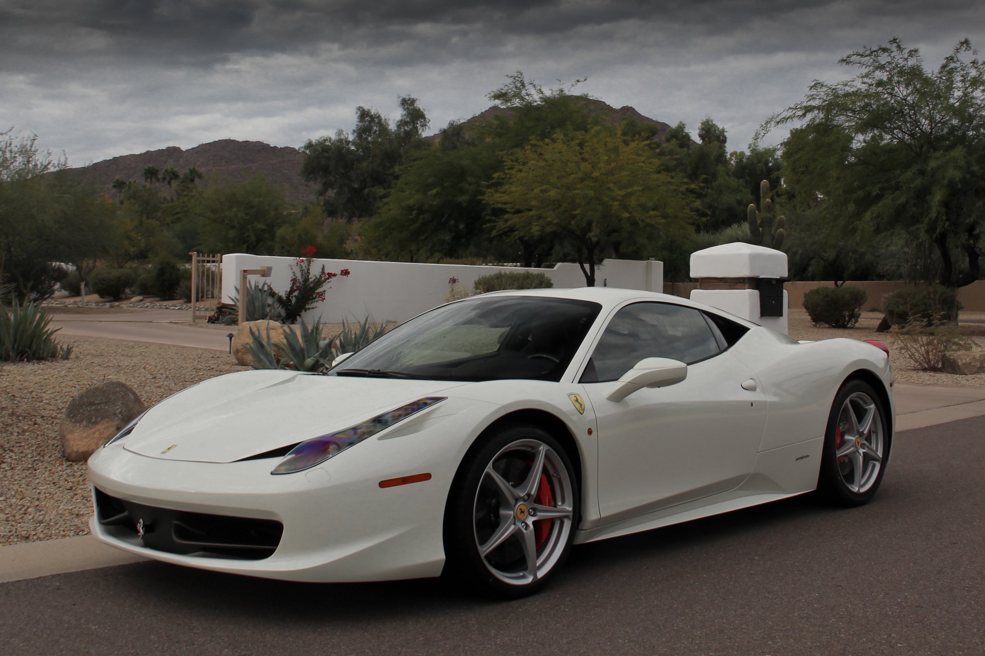 ferrari 458 italia blanc montagnes ferrari italie blanc arbres ciel nuages