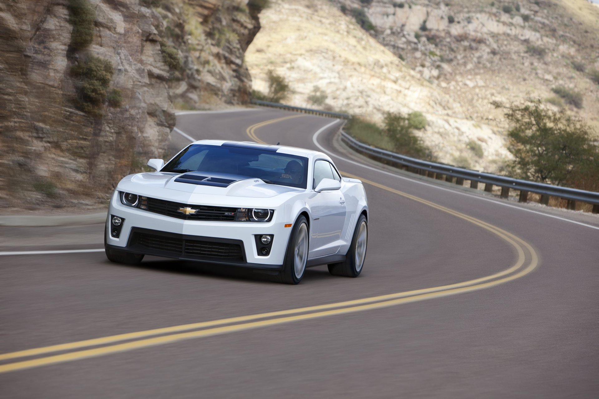 chevrolet camaro zl1 biały droga chevrolet camaro zl1 oznakowanie zakręt skała odbój