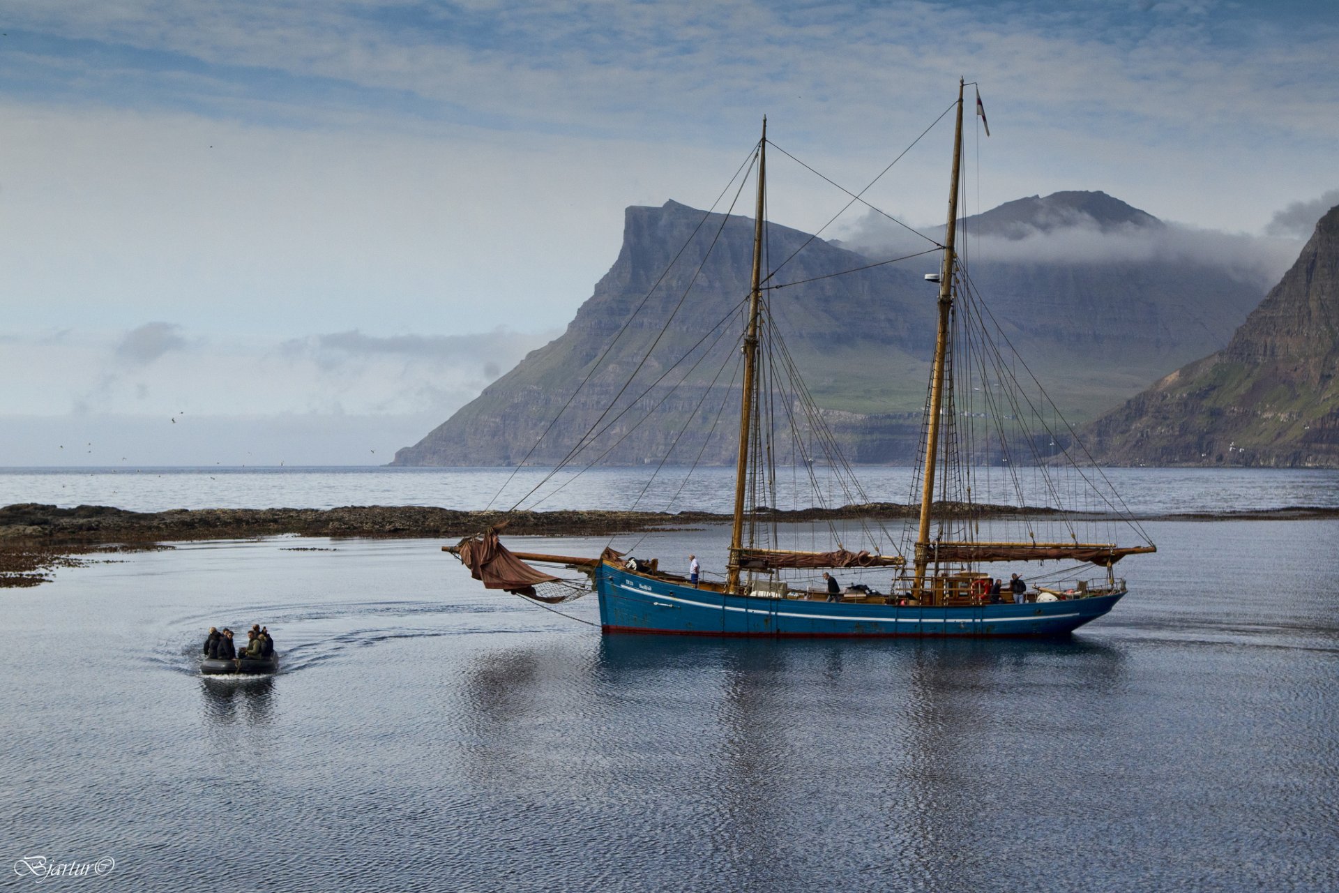 îles féroé danemark yacht montagnes bateau baie