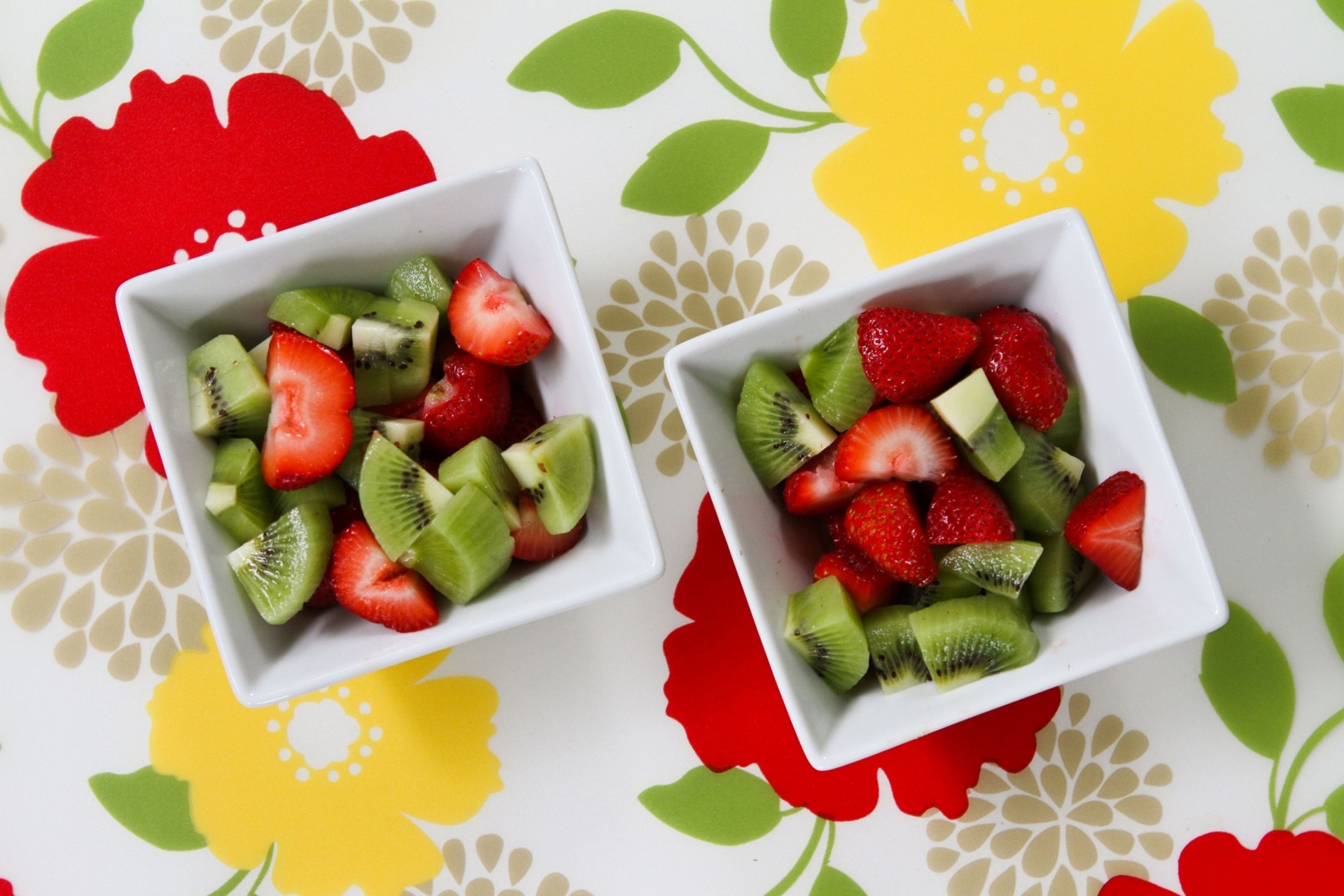 kiwi salade de fruits fraises fleurs