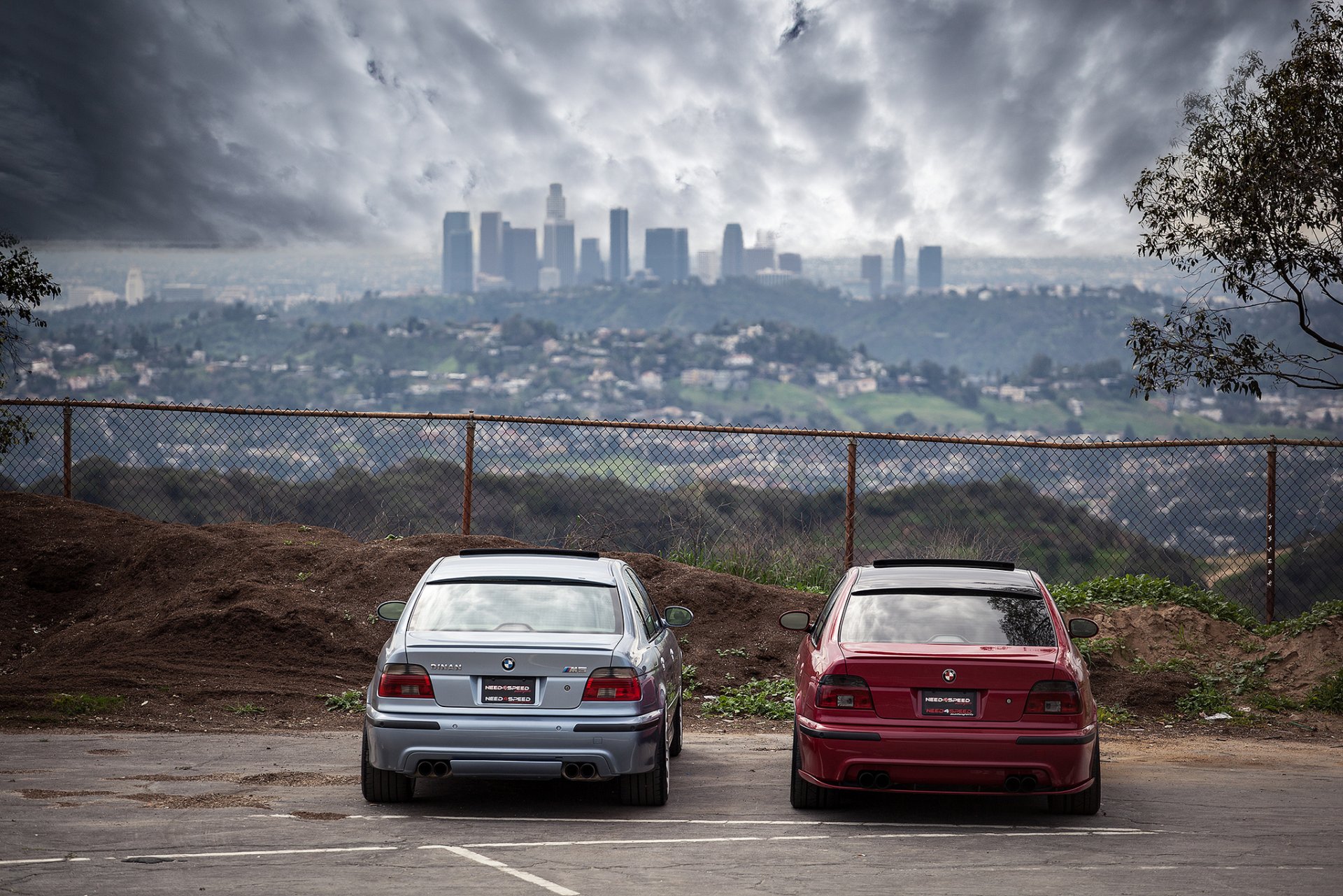 bmw m5 e39 rojo azul bmw rojo azul trasero barandilla cielo nubes ciudad