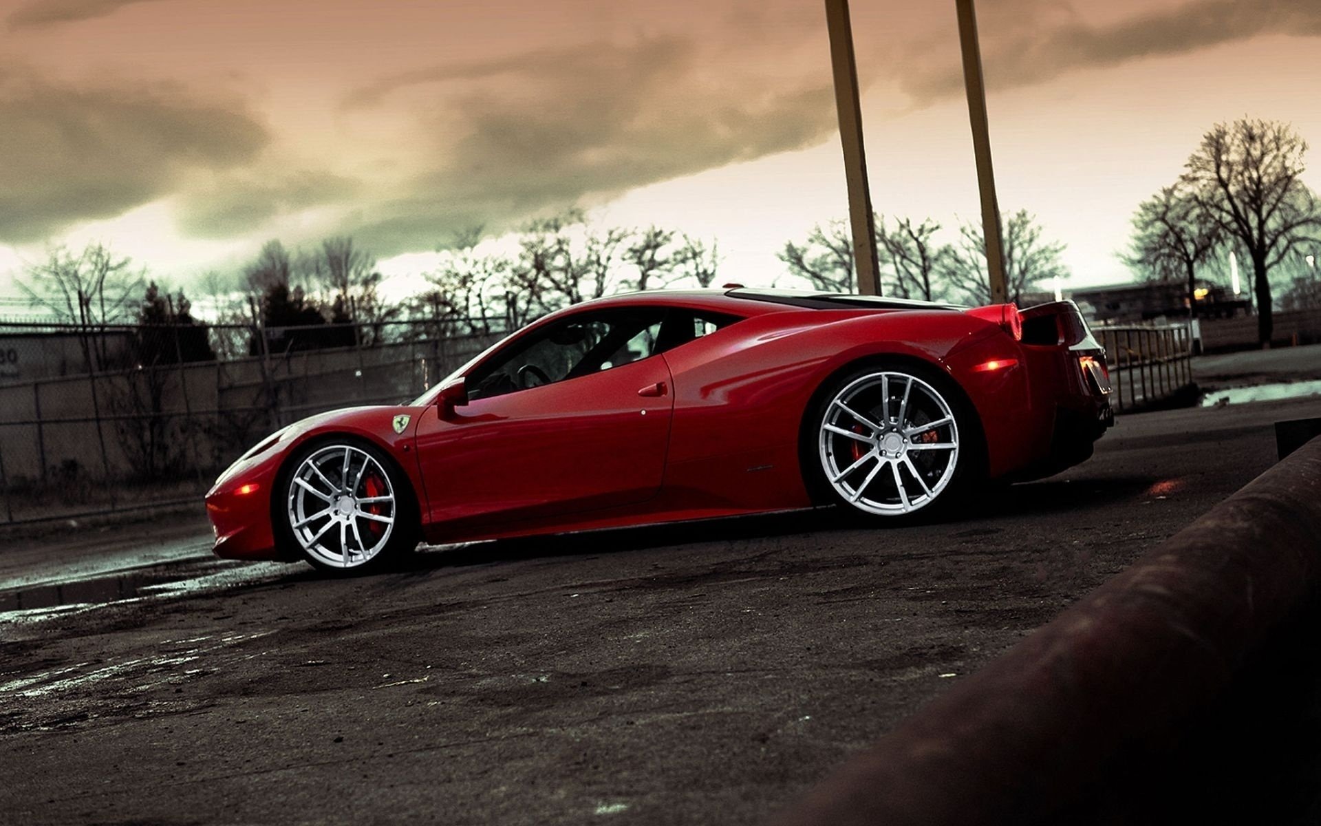 ferrari 458 italia rouge roues ciel ferrari italie profil jantes nuages arbres clôture