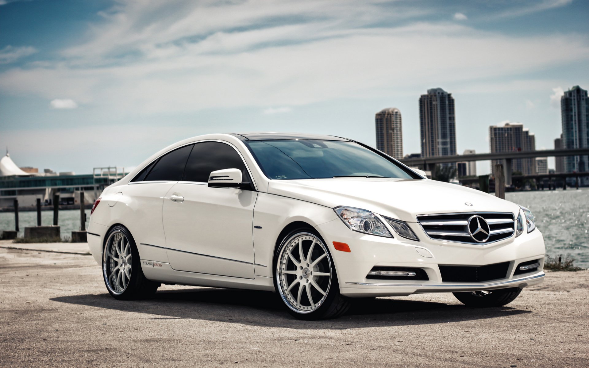 mercedes benz e-class coupe coupe wieżowce