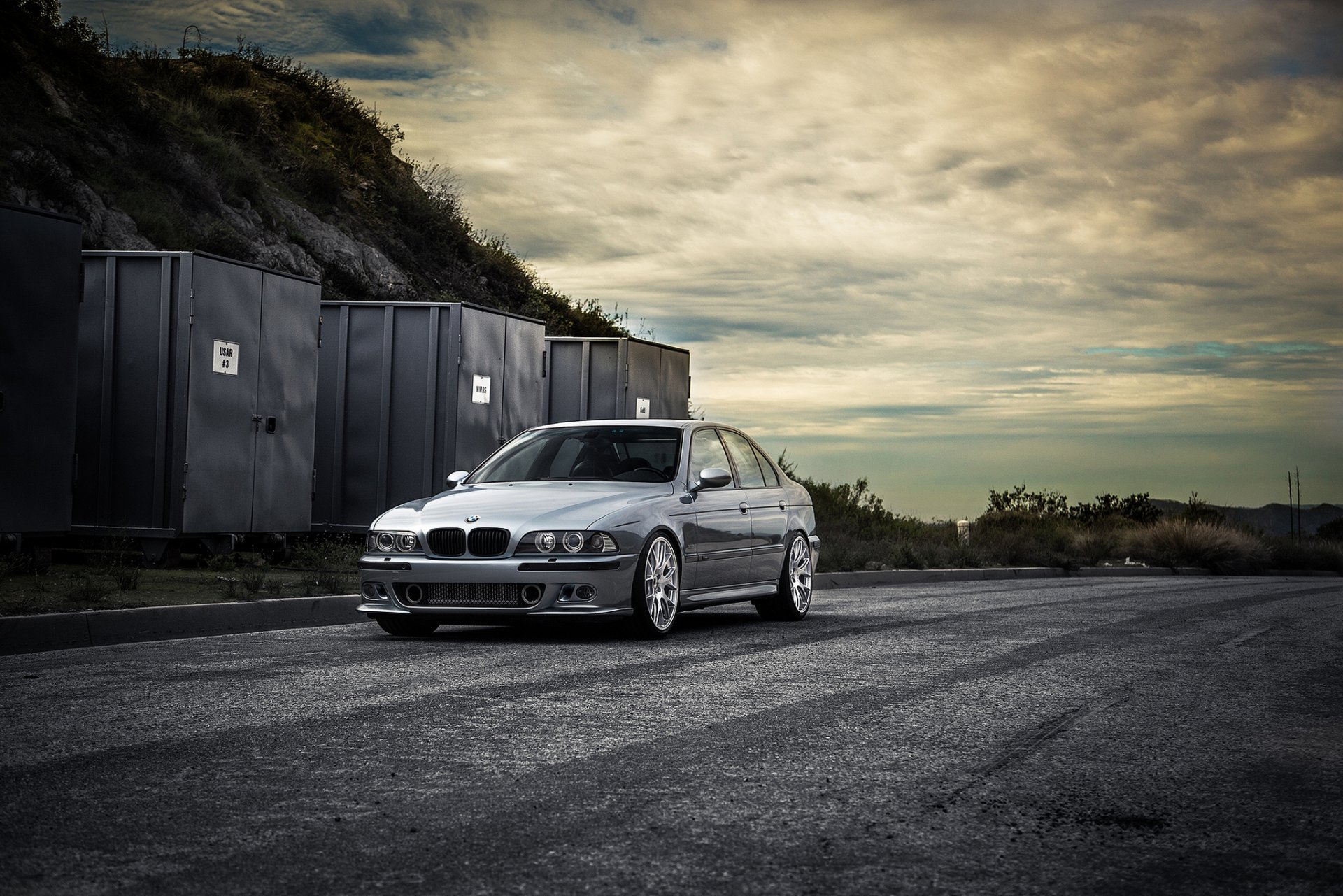 bmw m5 e39 blau bmw hellblau vorderansicht straße container