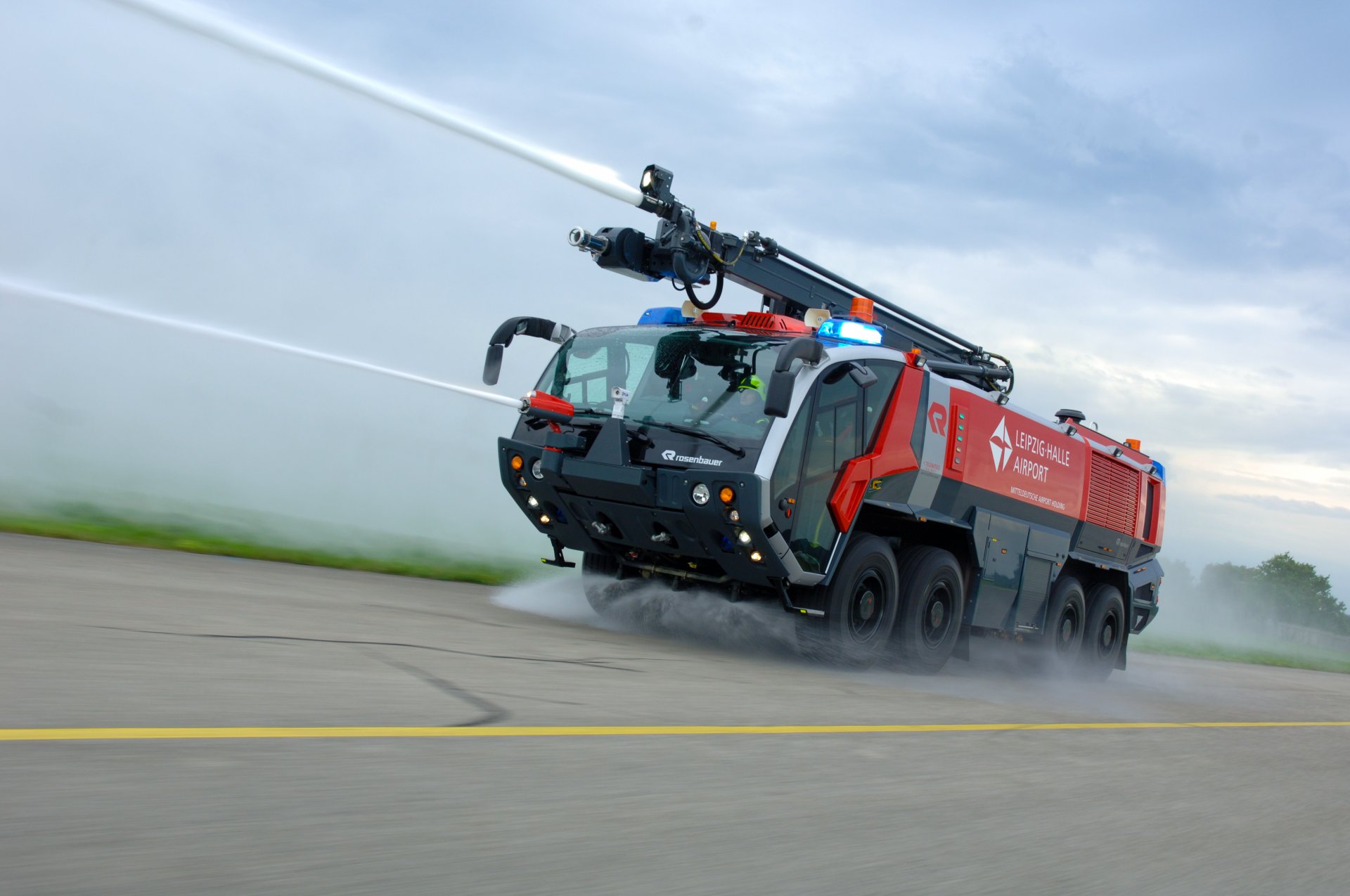 rosenbauer crashtender feuerwehrgeräte fahrzeuge wasserwerfer