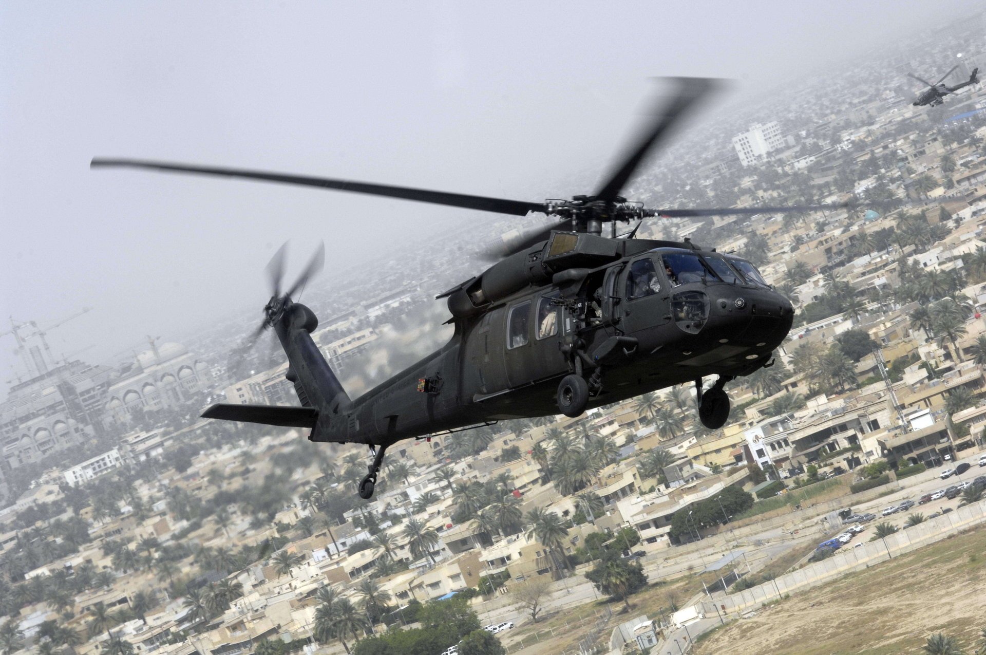 uh-60 u.s. flight helicopter the city