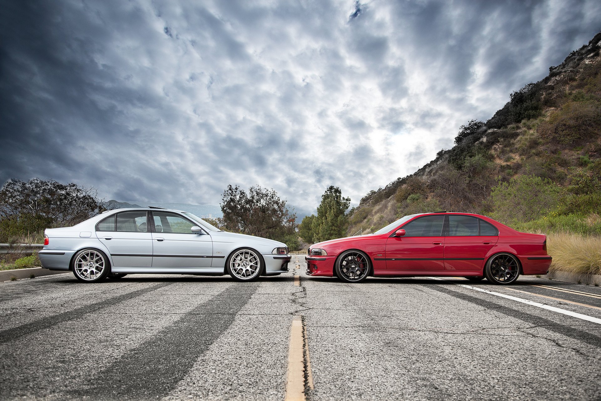 bmw m5 e39 rojo azul cara a cara ruedas bbs bmw rojo cian perfil llantas bbs carretera cielo nubes