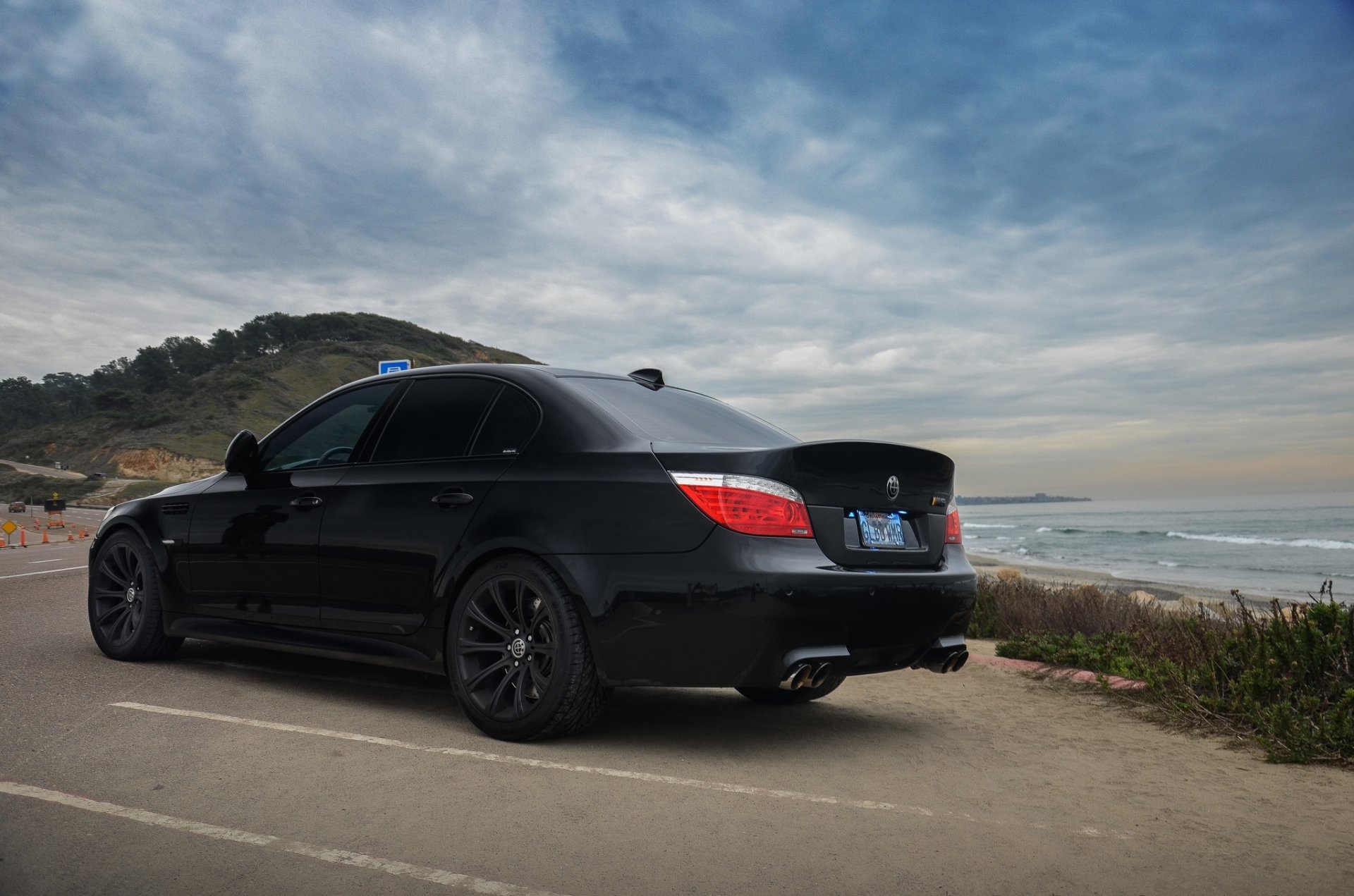 bmw m5 e60 negro bmw vista trasera aparcamiento cielo nubes costa mar