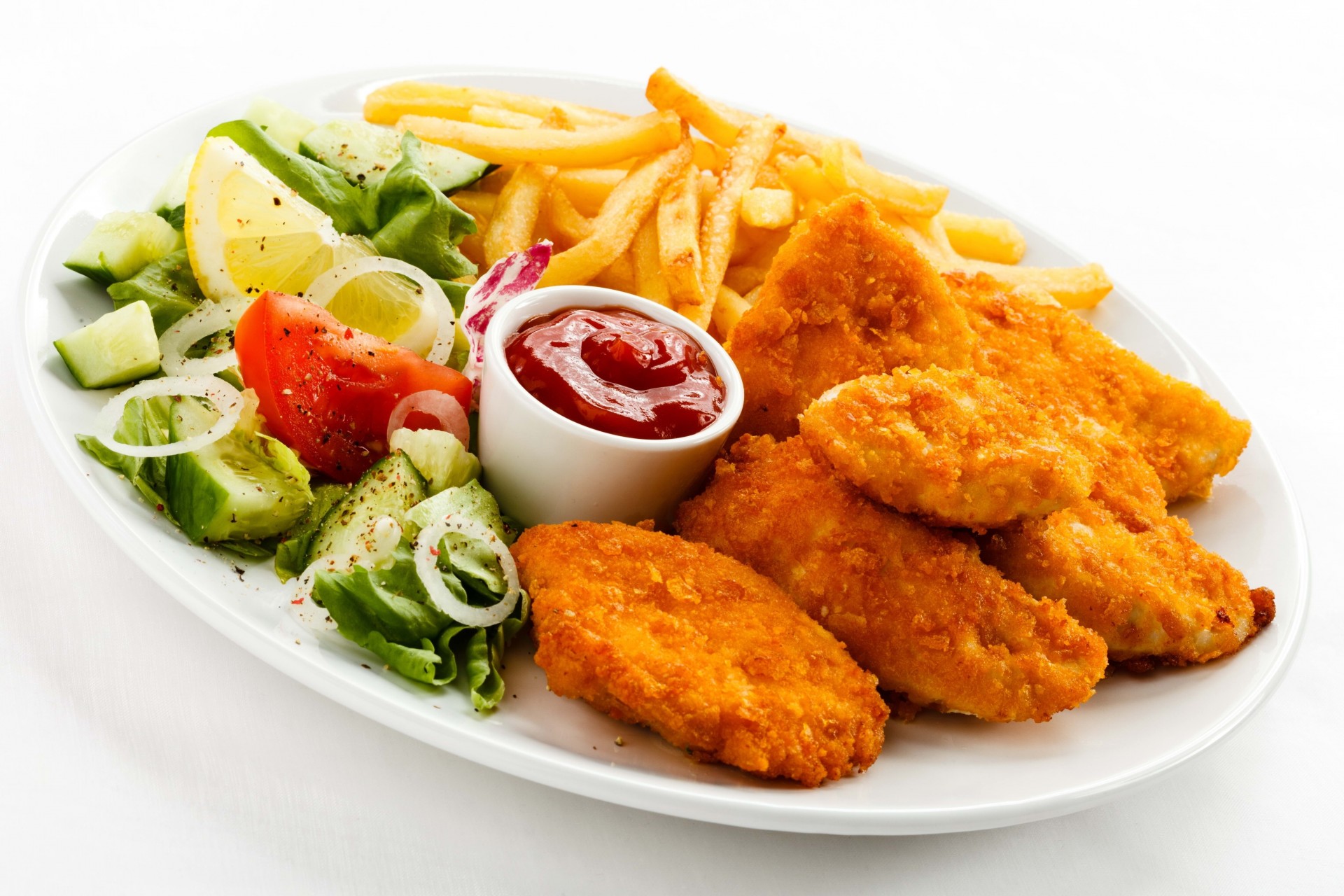 schnitzel salat kartoffeln ketchup