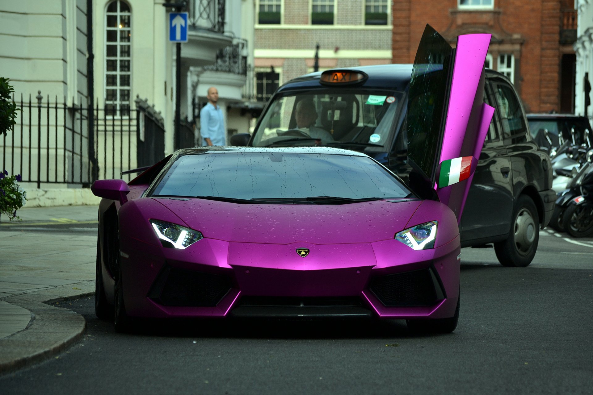 lamborghini aventador lp700-4 violet lamborghini aventador avant violet phare taxi réflexion