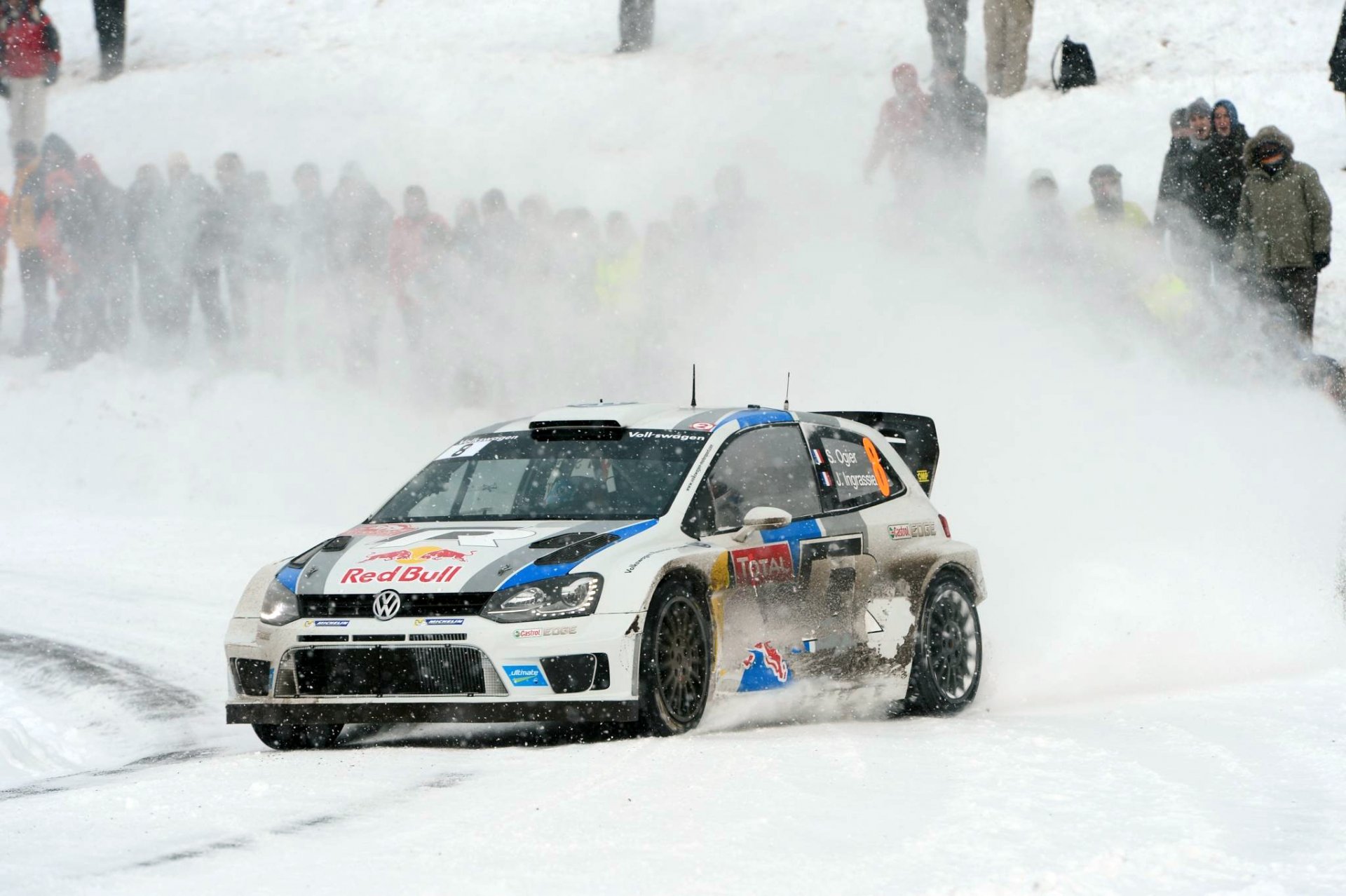 volkswagen polo wrc zlot sport samochód rajd śnieg zima opady śniegu biały auto czerwony byk sebastian ogier julien ingrassia