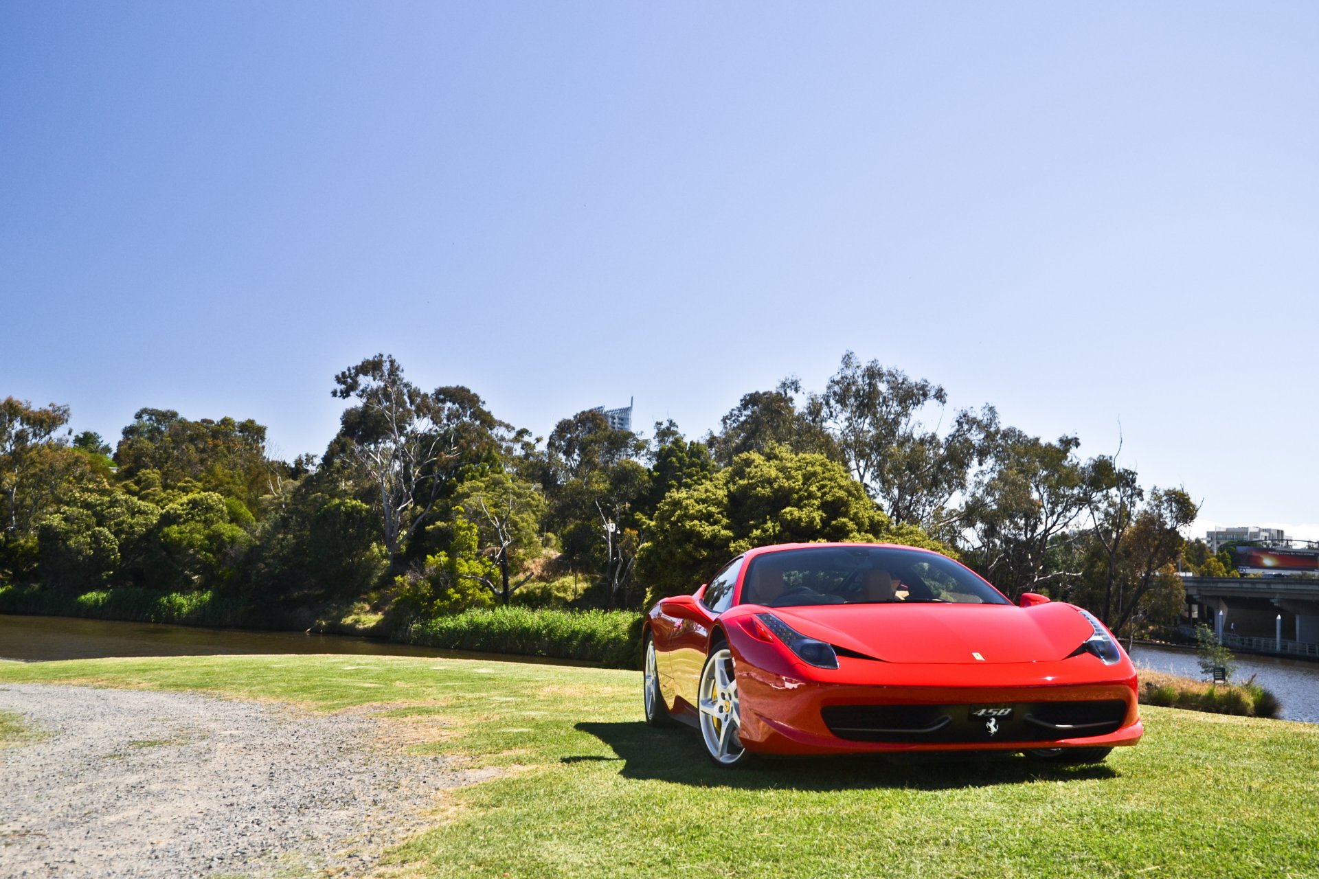 ferrari 458 italia rojos ferrari italia rojo vista frontal césped árboles cielo sombra