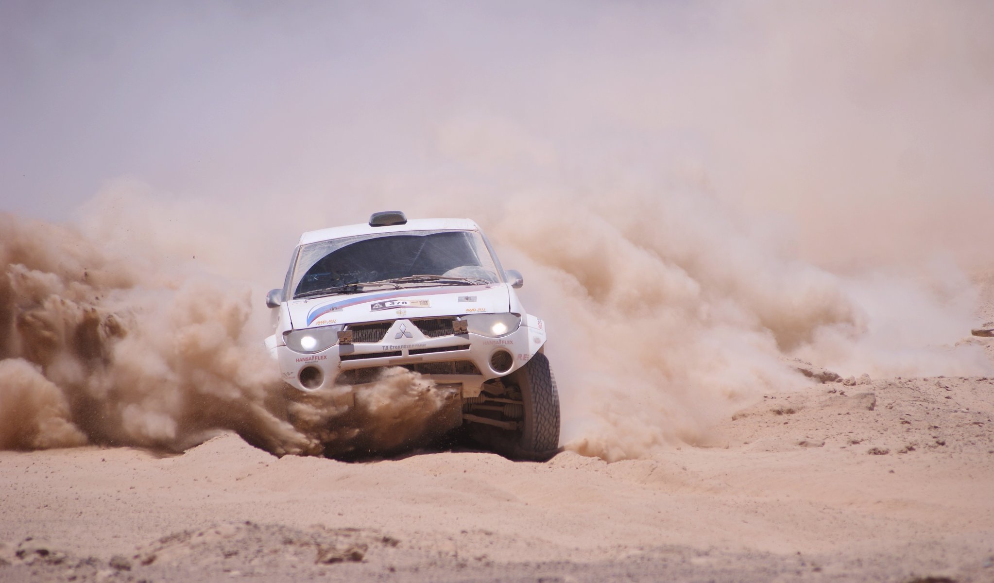 mitsubishi dakar rally polvere auto suv skid sabbia