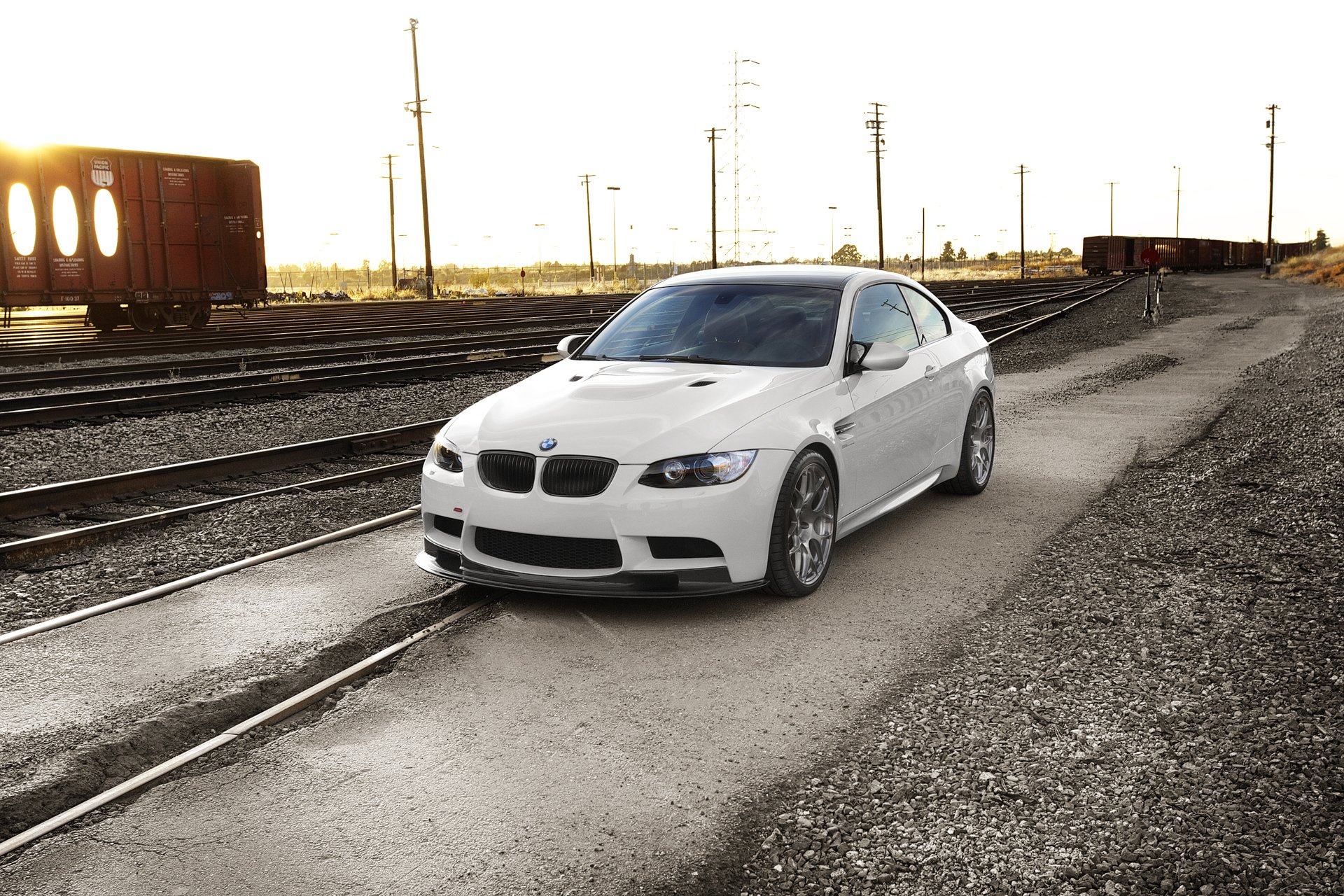 bmw m3 e92 blanco puesta de sol . ferrocarril bmw puesta del sol ferrocarril