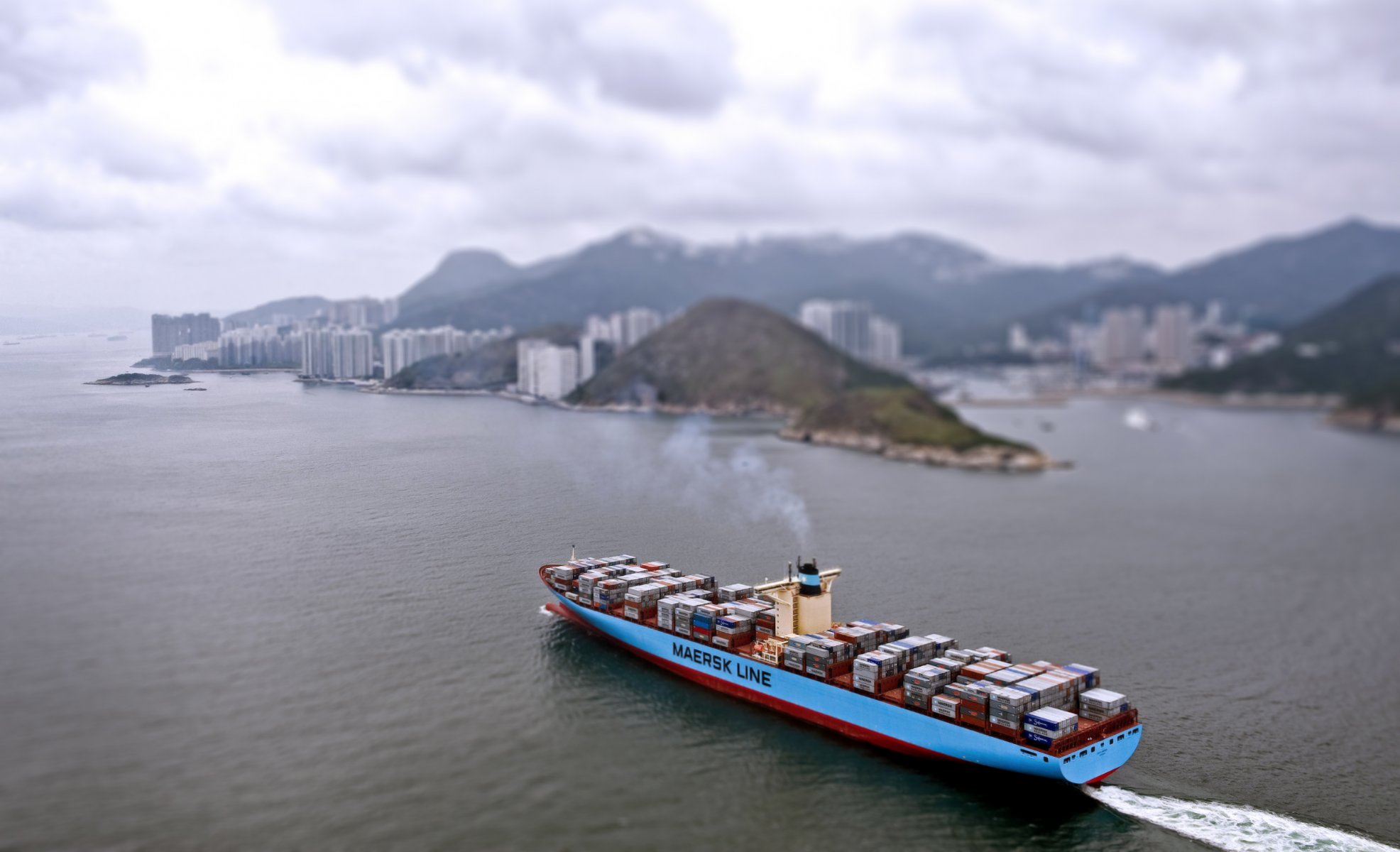 maersk line buque portacontenedores mar sobre la marcha vista superior tormenta carga ciudad día