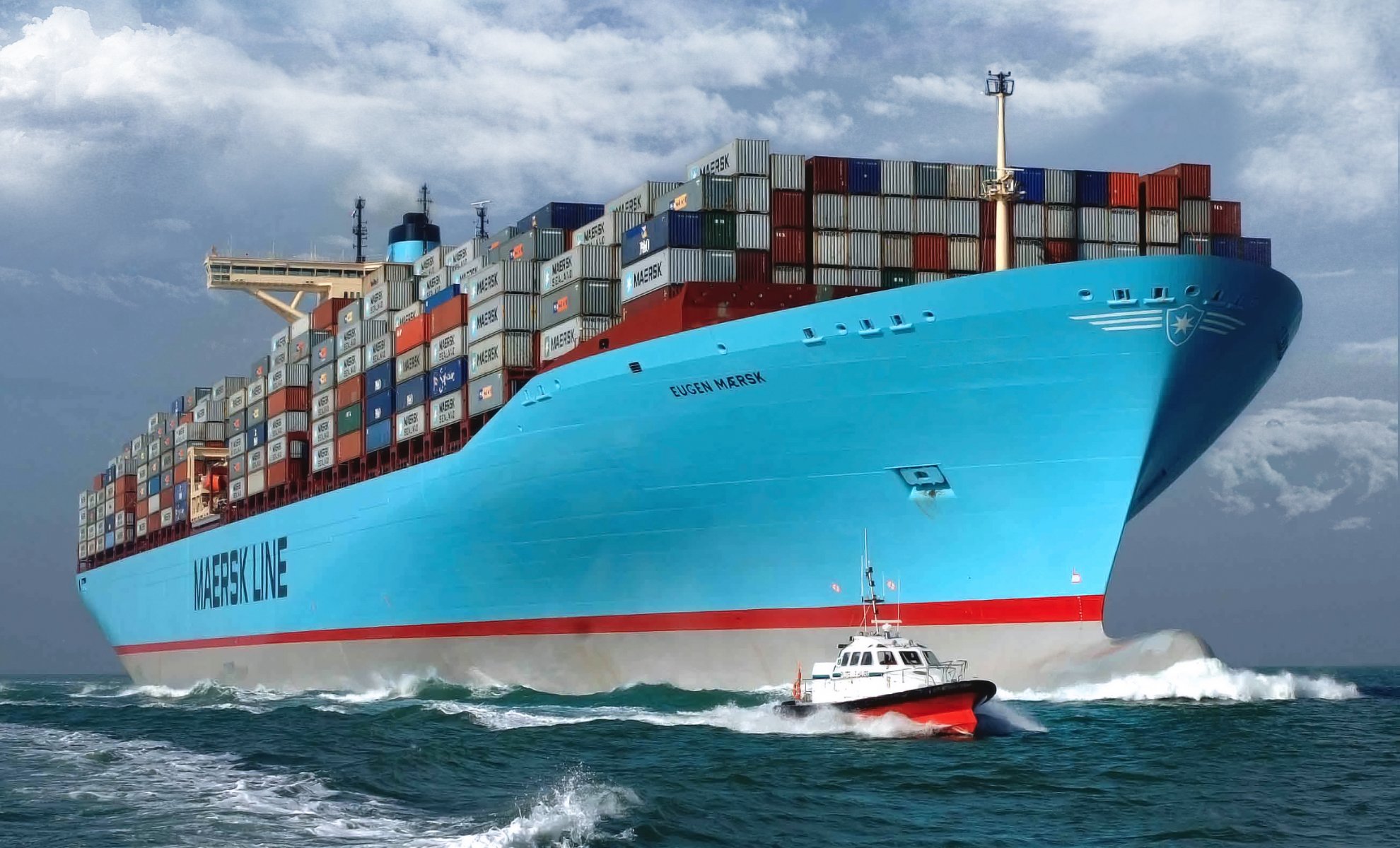 eugene maersk maersk nave carico nave portacontainer scafo bordo contenitore in movimento pilota barca pilota serbatoio mare acqua