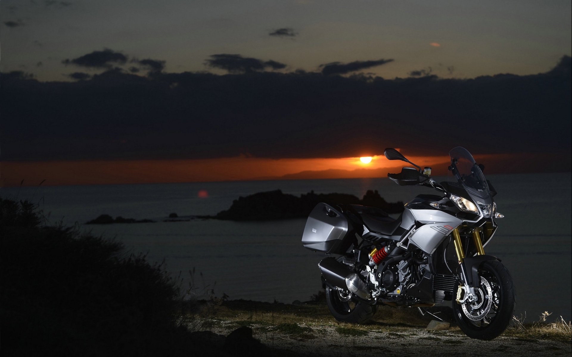 мотоцикл aprilia caponord 1200 априлиа итальянский мягкий электронный интегрируемый двигатель двухцилиндровый 4-тактный 4-клапанный v-образный вечереет закат природа красивый фон