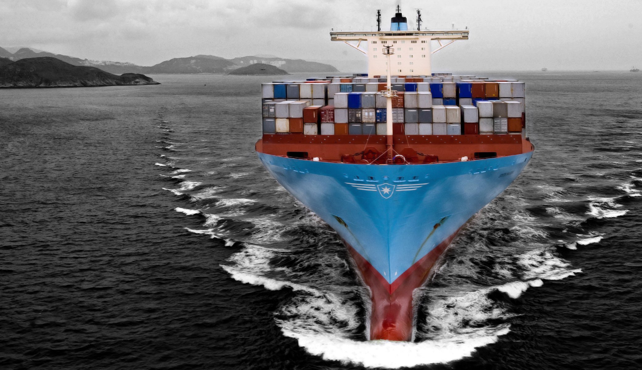 maersk line estelle nave nave portacontainer mare in movimento tempesta carico serbatoio bianco e nero