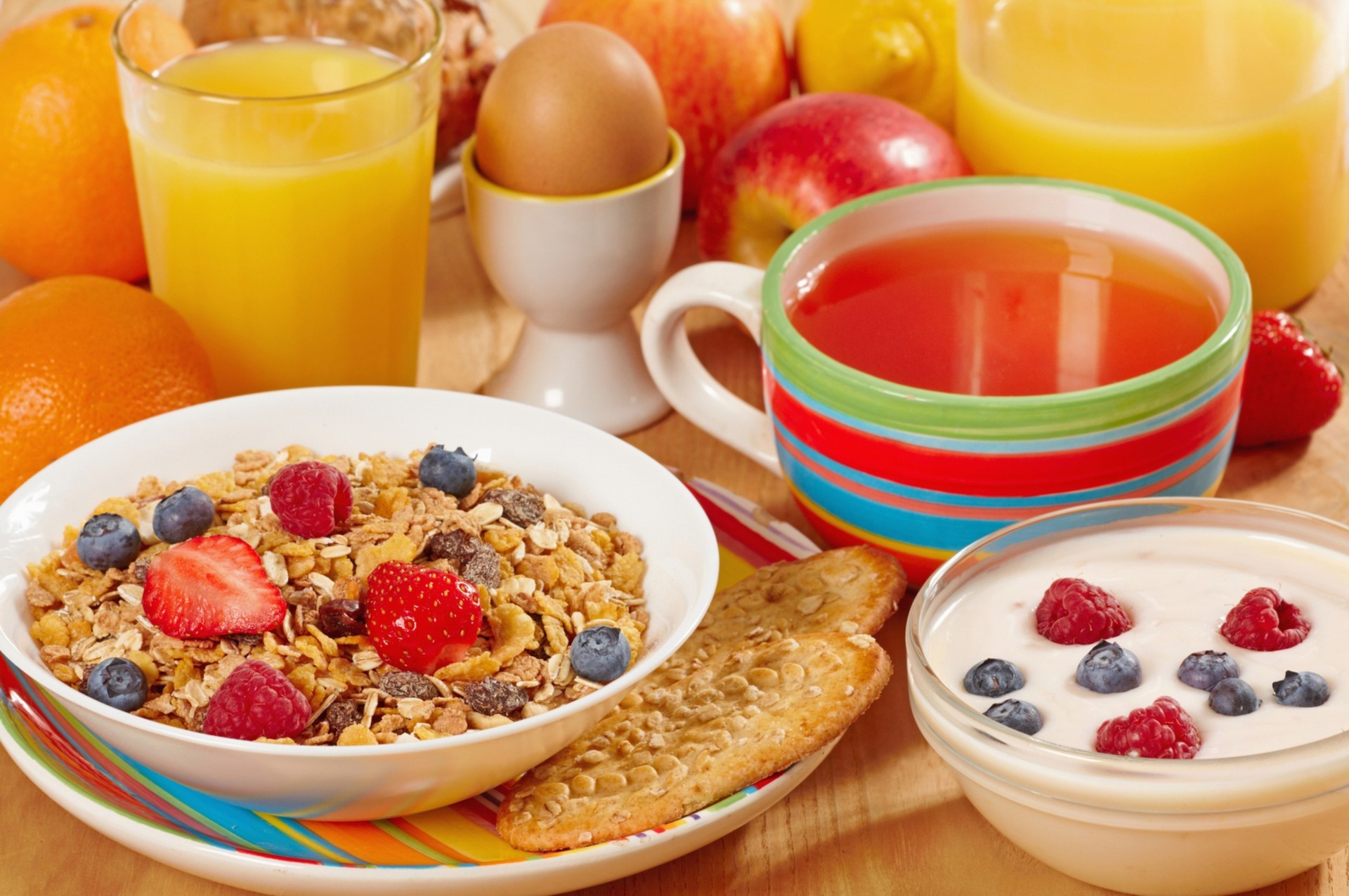 frühstück müsli erdbeeren himbeeren obst kekse beeren essen orange tee apfel saft ei zitrone