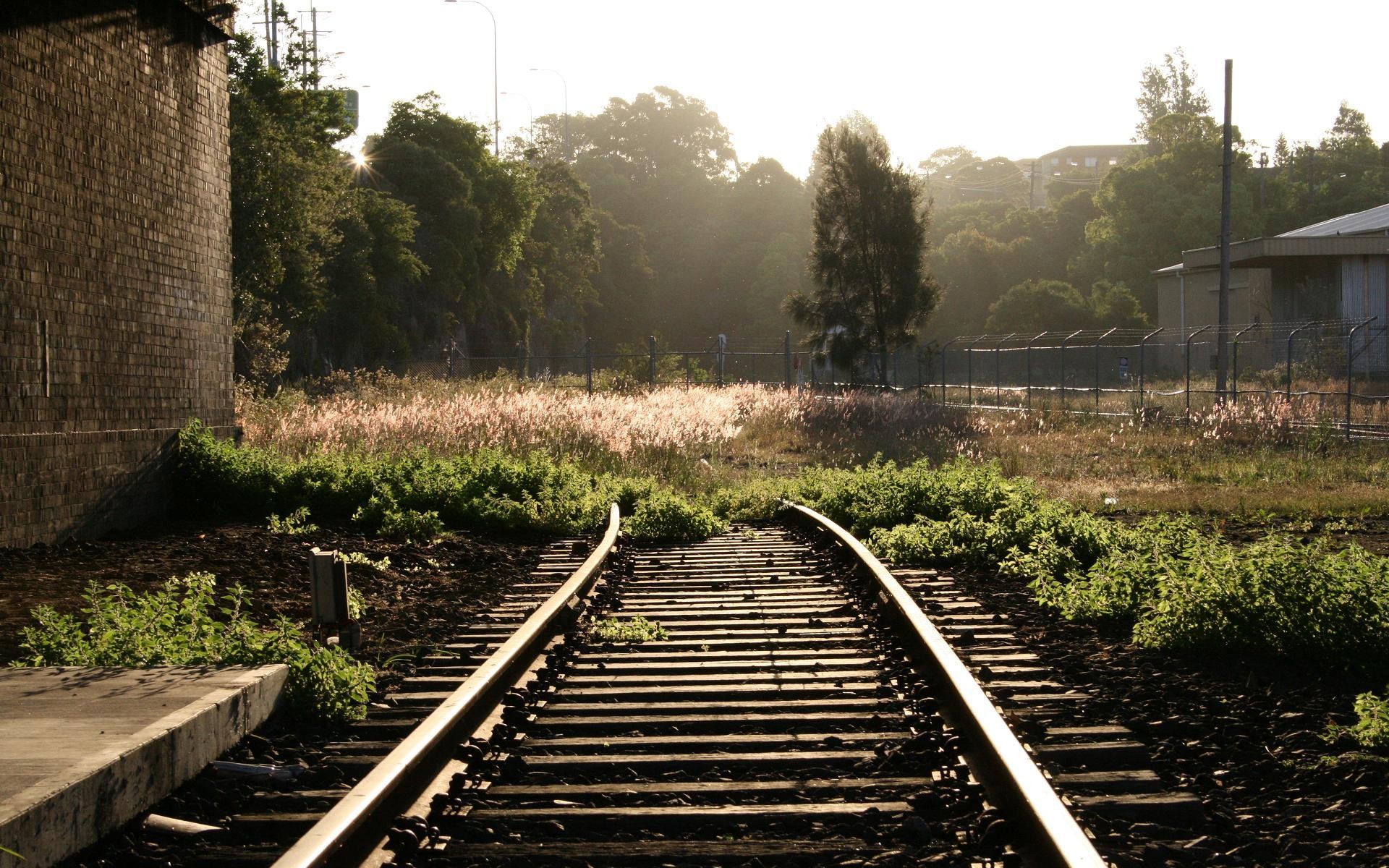 rails herbe fleurs bâtiments arbres