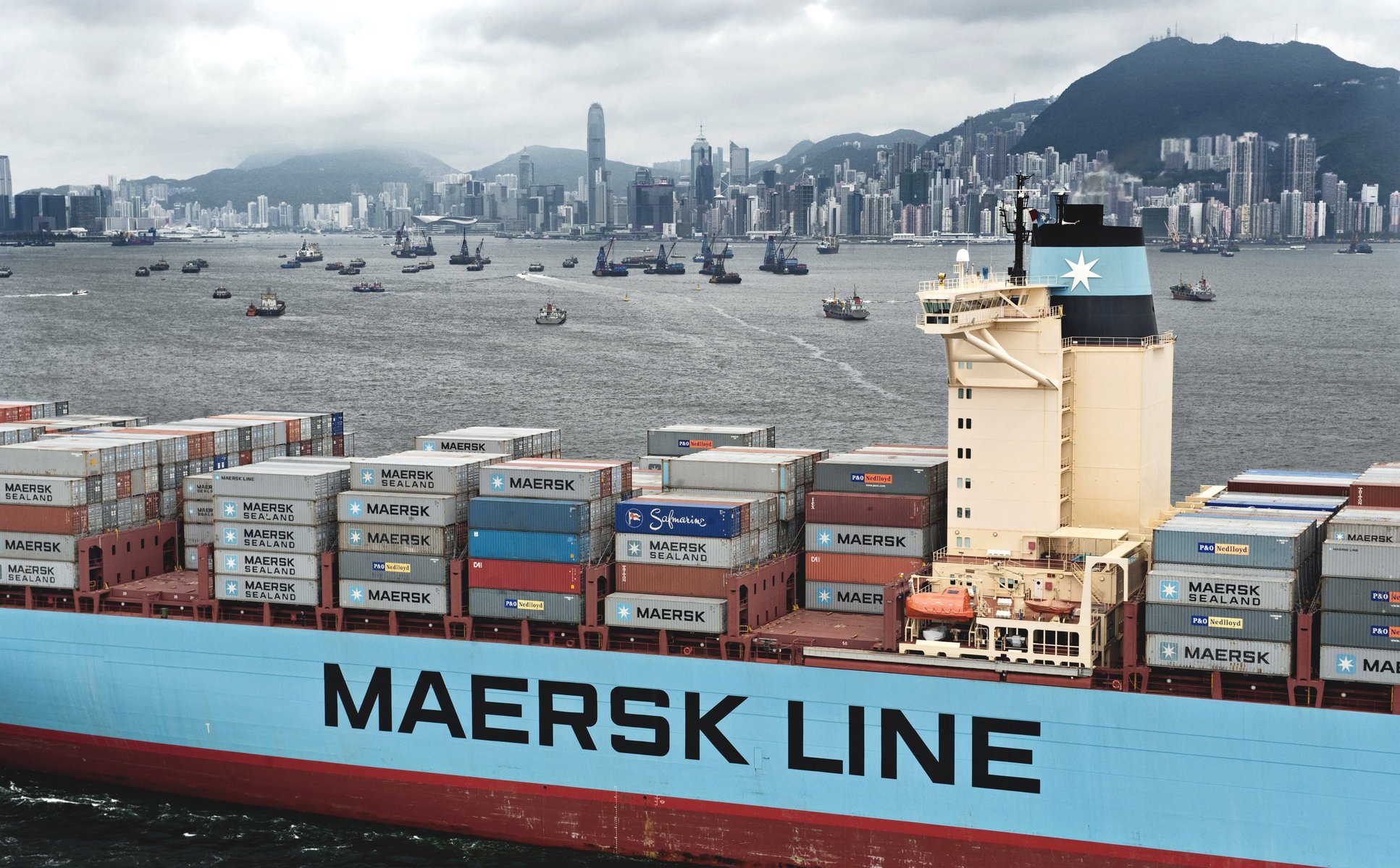 porte-conteneurs maersk line maersk navire cargo conteneur ville hong kong nuageux navires beaucoup