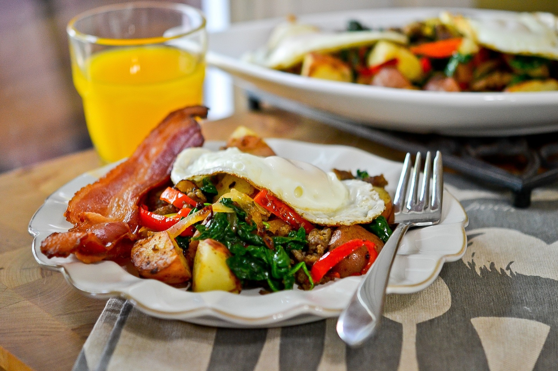 desayuno tenedor huevo plato jugo tocino