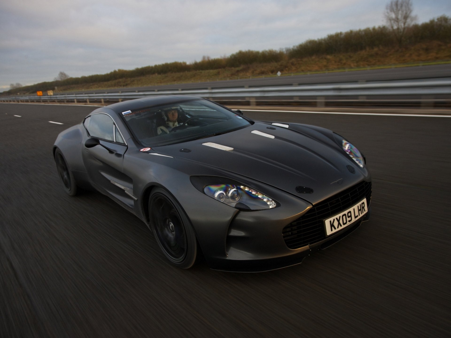 aston martin one-77 aston martin supersamochód prędkość przód