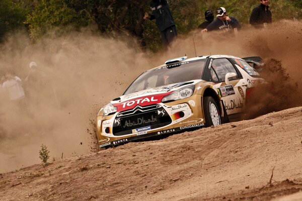 Voiture de course participant au rallye