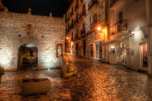 Calle española iluminada por faroles