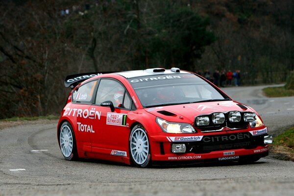 Citroën total rouge Monte sur la route