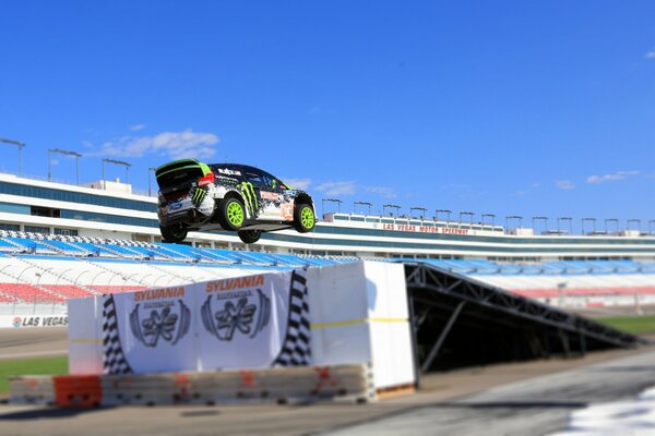 Ein Ford Fiesta schwebt in der Luft