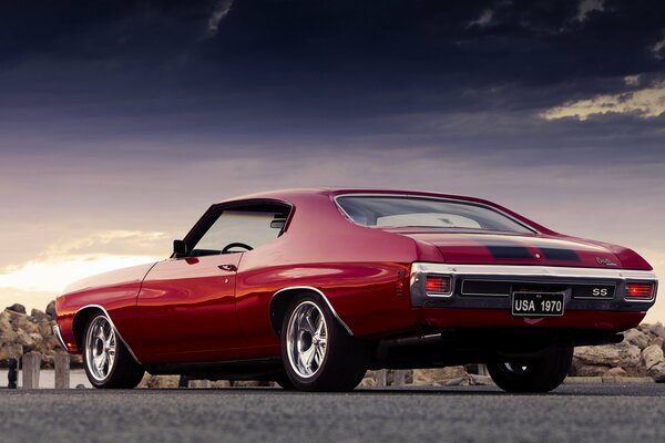 Roter Chevrolet chevelle ss bei Sonnenaufgang