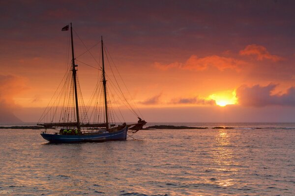 Yacht che naviga sul mare al tramonto