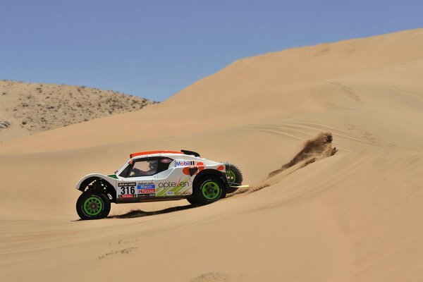 Buggy participates in sand racing