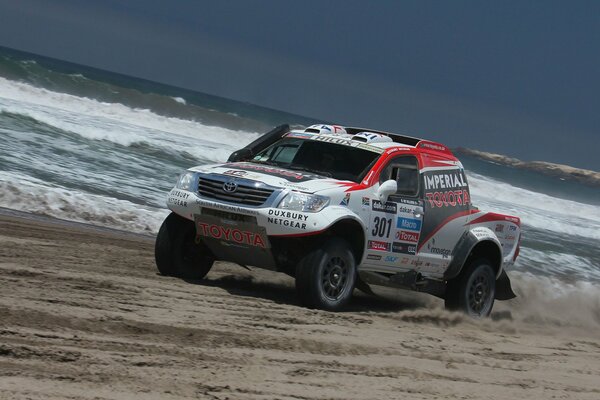 SUV toyota a Dakar in riva al mare