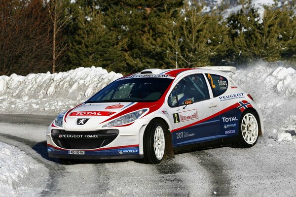 Coche en derrape en el Rally de invierno