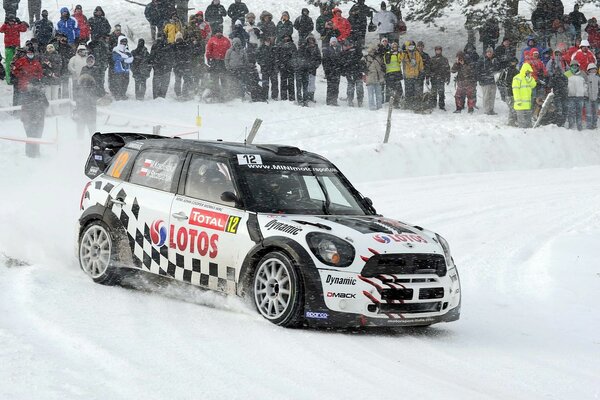 Mini Cooper chevauche une route enneigée