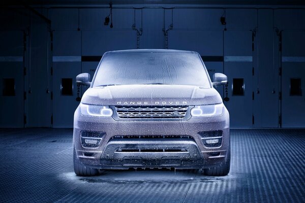 Überzogenes Auto Land Rover mit Frost