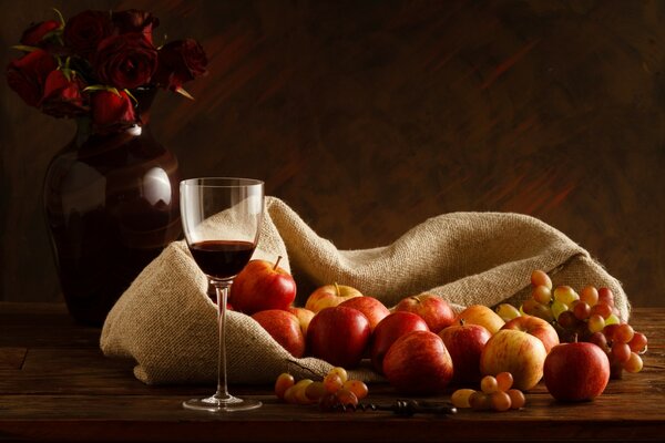 Bodegón con vino de uva y fruta