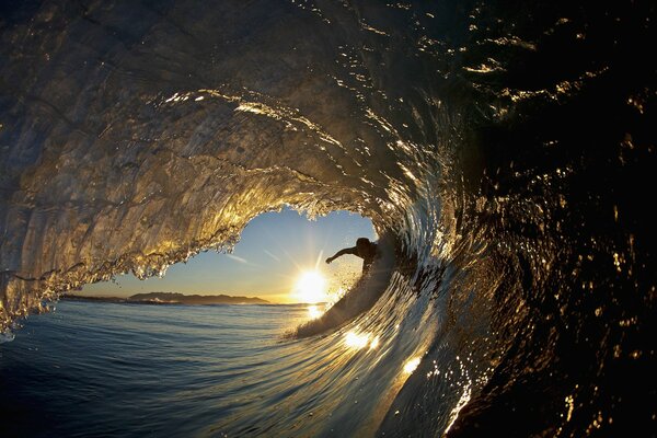 Un surfeur tente de nager sous la vague