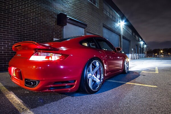 Coche Porsche rojo en el fondo del garaje