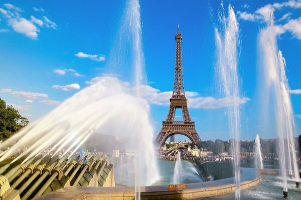 Brunnen vor dem Hintergrund des Eiffelturms in Paris