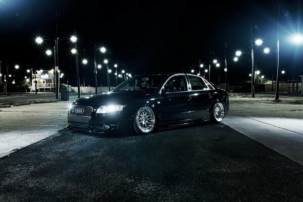 Audi A4 en el fondo de las luces de la noche