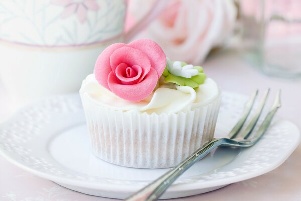 Postre delicado con una rosa. Hermosa vajilla