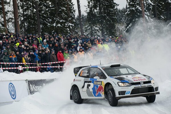 Volkswagen polo nella neve, con la folla dietro