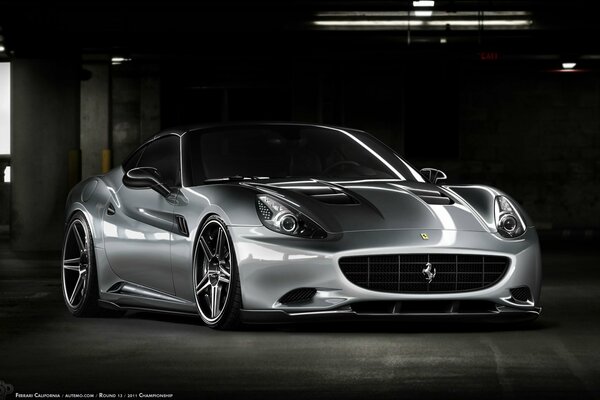 Srebrne Ferrari California z tuningiem na ciemnym tle