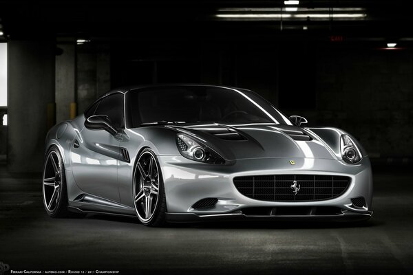 Серебристый Ferrari California c тюнингом на темном фоне
